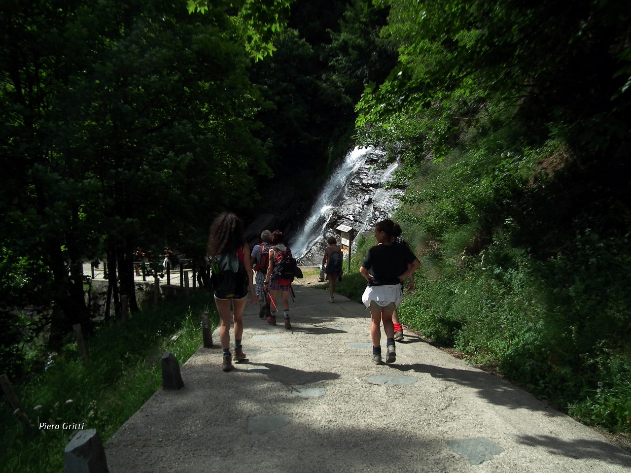 81 passaggio alle cascate di Valsambuzza....JPG